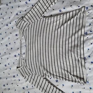 Hollister | size: XS | white and black stripes